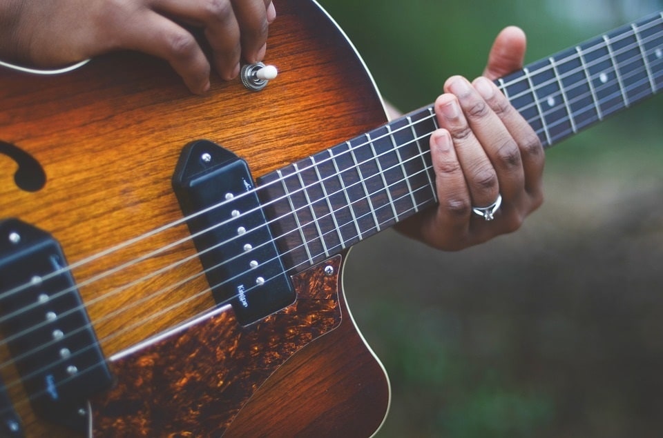 Apprenez la guitare avec un prof expérimenté et progressez à votre rythme